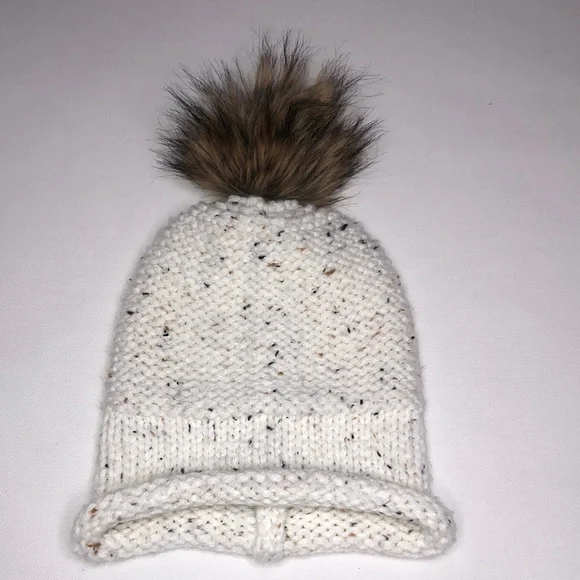 Lizette New York | Accessories | Lizette New York Pom Pom  display picture 1